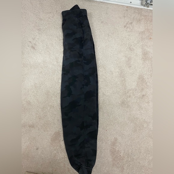 Lululemon relaxed high rise camo joggers in size 0 (XXS) - Picture 4 of 4